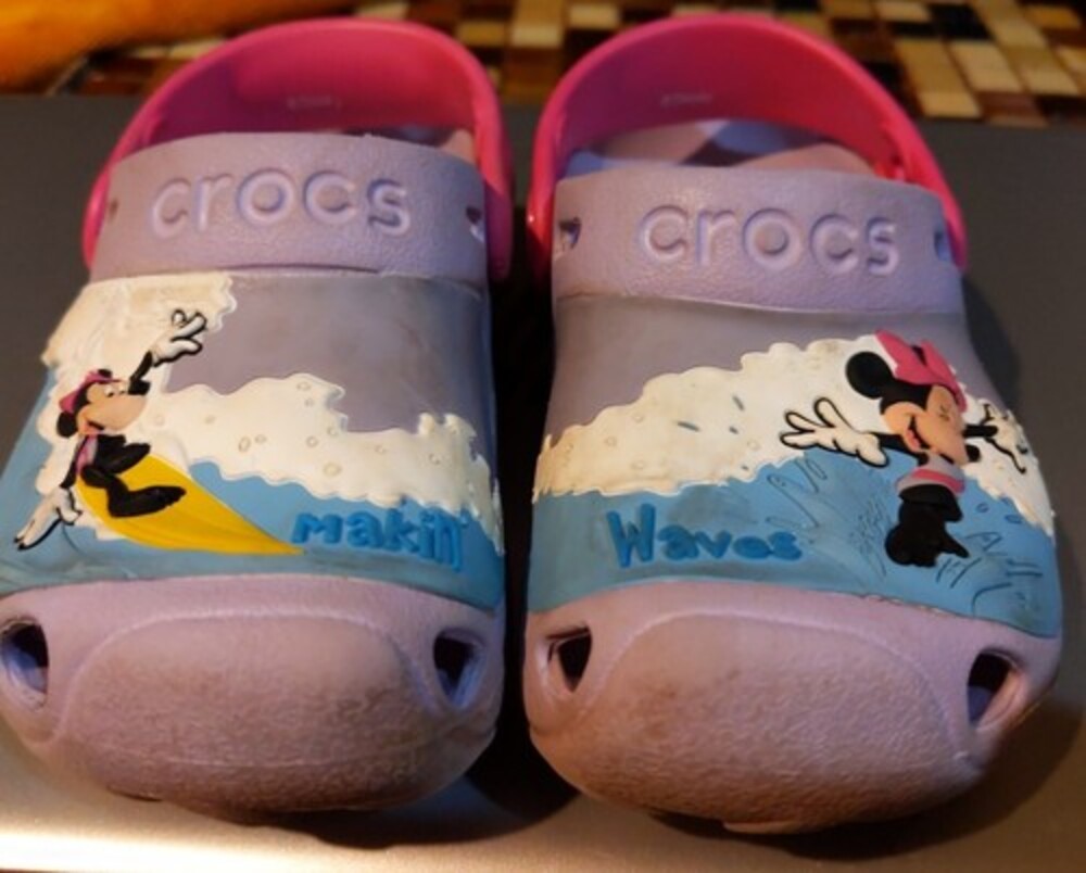 Disney CROCS Minnie Mouse Makin' Waves Child Size 8/9 Purple Clogs Surf Shoes